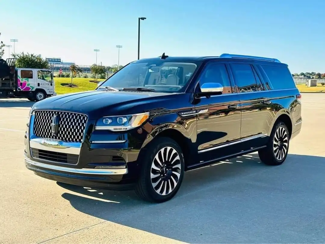 Lincoln Navigator Luxury SUV (7)